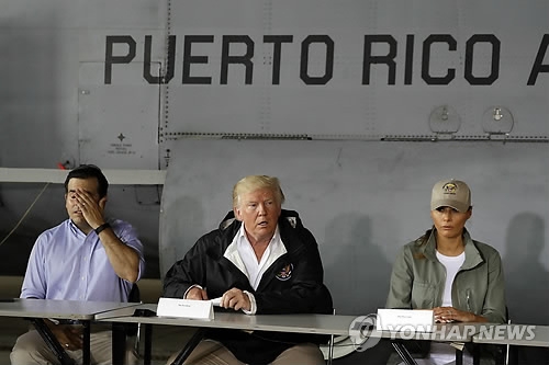 트럼프, 허리케인 강타한 푸에르토리코서 ‘자화자찬’