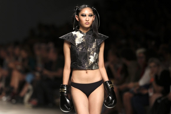 모델이 6일(현지시간) 포르투갈 리스본 카를로스 로페스 파빌리온에서 열린 ‘리스본 패션 위크’ 중 포르투갈 디자이너 Valentim Quaresma의 작품을 선보이고 있다. EPA 연합뉴스