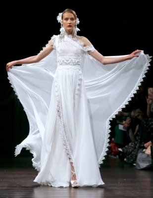 모델이 6일(현지시간) 미국 뉴욕에서 ‘브라이덜 패션’ Naeem Khan 컬렉션의 작품을 선보이고 있다. AP 연합뉴스