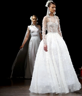 모델들이 6일(현지시간) 미국 뉴욕에서 ‘브라이덜 패션’ Naeem Khan 컬렉션의 작품을 선보이고 있다. AP 연합뉴스