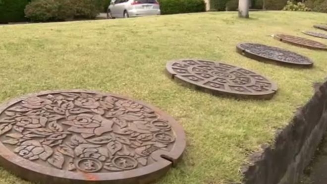 일본 마에바시 시가 개최한 경매에 나온 중고 맨홀 뚜껑들. NHK TV 채널