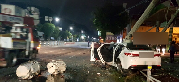 승용차 전봇대 충돌로 마지막 휴가 나온 병장 숨져