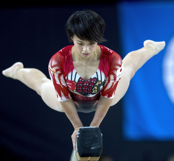 일본 Murakami Mai가 6일(현지시간) 캐나다 퀘벡주 몬트리올에서 열린 ‘기계체조 세계선수권대회’ 여자 개인 종합 평균대 결승전을 치르고 있다. EPA 연합뉴스