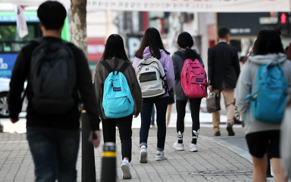 8일 오전 서울 대치동 학원가에서 추석 황금연휴 기간 동안 학생들이 수업을 위해 바쁜 발걸음을 옮기고 있다.  연합뉴스