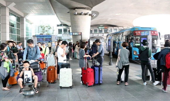 추석 연휴가 끝나가는 8일 오전  해외여행을 마친 여행객들이 인천공항에서 버스를 기다리고 있다.  연합뉴스