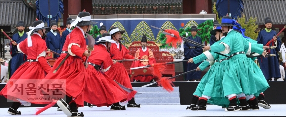 8일 서울 경복궁에서 조선시대 궁궐 호위군 사열의식인 첩종 재현행사가 펼쳐지고 있다. 2017.10.8  박지환 기자 popocar@seoul.co.kr