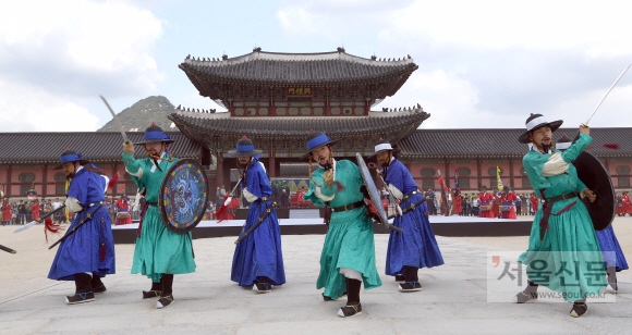 8일 서울 경복궁에서 조선시대 궁궐 호위군 사열의식인 첩종 재현행사가 펼쳐지고 있다. 2017.10.8  박지환 기자 popocar@seoul.co.kr