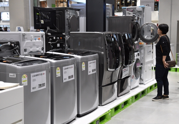 8일 경기 하남시의 한 대형마트 가전매장에서 한 소비자가 국산 세탁기를 살펴보고 있다. 현재 미국 국제무역위원회(ITC)는 한국산 세탁기에 대해 세이프가드 절차를 진행 중이다. 이호정 전문기자 hojeong@seoul.co.kr