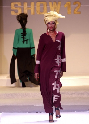 모델들이 7일(현지시간) 코트디부아르 아비장에서 열린 ‘아프리카 패션쇼’ 중 세네갈 디자이너 Bineta Sow Sow의 작품을 선보이고 있다. EPA 연합뉴스