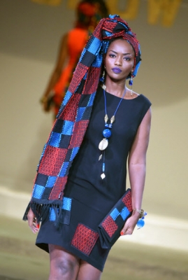 모델들이 7일(현지시간) 코트디부아르 아비장에서 열린 ‘아프리카 패션쇼’ 중 코트디부아르 디자이너  Michelle Yakice의 작품을 선보이고 있다. AFP 연합뉴스