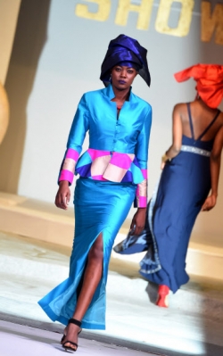 모델들이 7일(현지시간) 코트디부아르 아비장에서 열린 ‘아프리카 패션쇼’ 중 세네갈 디자이너 Bineta Salsao의 작품을 선보이고 있다. AFP 연합뉴스
