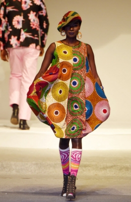모델들이 7일(현지시간) 코트디부아르 아비장에서 열린 ‘아프리카 패션쇼’ 중 DR 콩고 디자이너 6Kasso의 작품을 선보이고 있다. AFP 연합뉴스