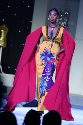 모델들이 7일(현지시간) 코트디부아르 아비장에서 열린 ‘아프리카 패션쇼’ 중 디자이너 KORO DK의 작품을 선보이고 있다. AFP 연합뉴스<br>