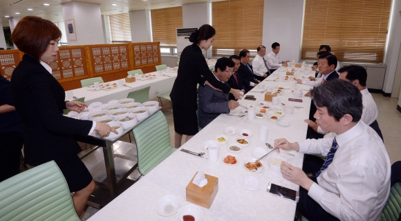지난 2016년 국정감사에서 오전 국감을 마친 국회의원들이 구내식당에서 갈비탕을 배식받고 있다.  서울신문 포토라이브러리