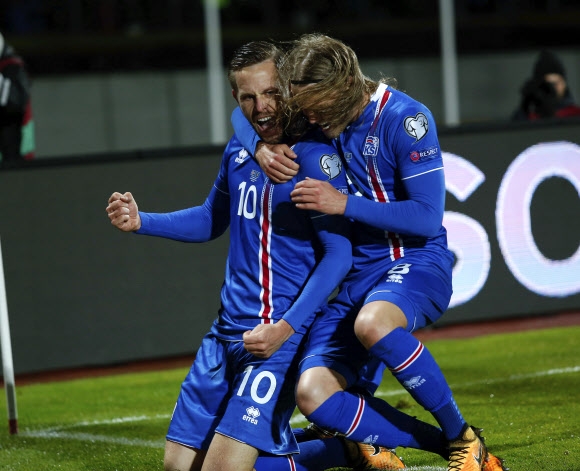 길피 시구르드손(아이슬란드)이 전반 선제골을 터뜨리자 동료 Birkir Bjarnason이 어깨를 두르며 축하하고 있다. 레이캬비크 AP 연합뉴스