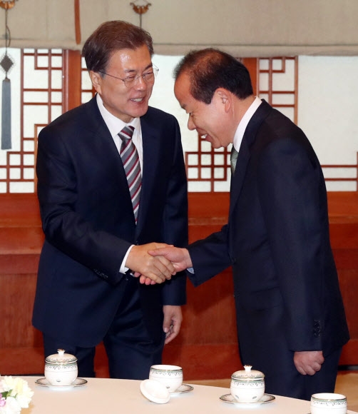 청와대 “김이수 헌재소장 권한대행 체제 유지”