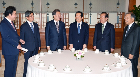문재인 대통령이 10일 오전 청와대 본관에서 열린 5부 요인 초청 오찬 간담회에서 환담하고 있다.왼쪽부터 이낙연 국무총리,김명수 대법원장,문 대통령,정세균 국회의장,김이수 헌법재판소장 권한대행,김용덕 중앙선거관리위원장. 2017. 10. 10 안주영 기자 jya@seoul.co.kr
