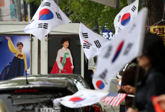 박근혜 석방 촉구하는 지지자들