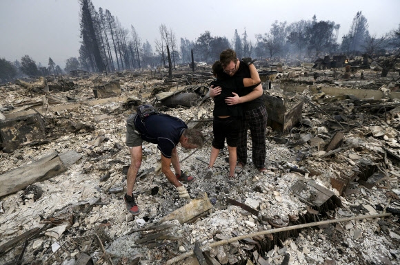 美캘리포니아 덮친 초대형 산불… 10명 사망·2만명 대피 