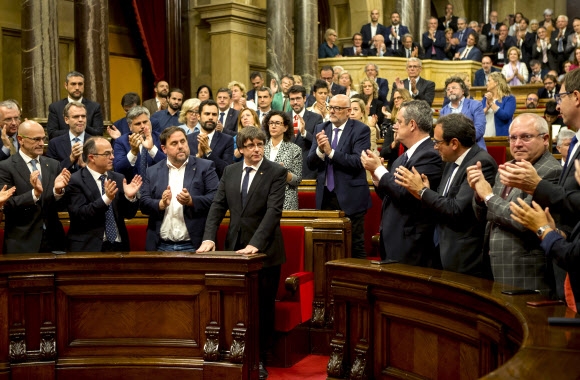 카를레스 푸지몬(앞줄 왼쪽에서 네번째) 카탈루냐 자치정부 수반은 카탈루니아 의회에서 조만간 독립선언을 하겠다고 밝혀 의원들의 박수를 받고 있다. 2017.10.11 EPA연합뉴스