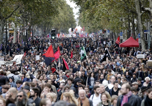 프랑스 공무원 노조원들이 10일(현지시간) 파리에서 에마뉘엘 마크롱 대통령의 공공부문 노동 개혁에 반대하는 총파업 시위를 벌이고 있다. 파리 AP 연합뉴스