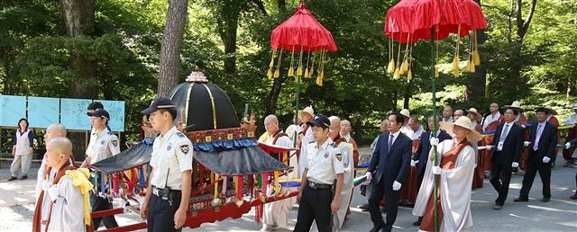 장경판전에 보관돼 있는 팔만대장경 진본을 축전 행사장에 전시하기 위해 반출하는 고불식.