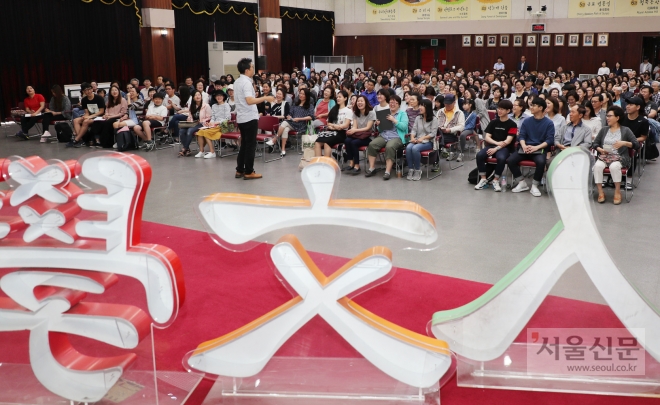군포시에서 문화, 역사, 철학 등 다양한 주제로 개최하는 ‘밥이 되는 인문학 강좌’의 한장면. 군포시 제공