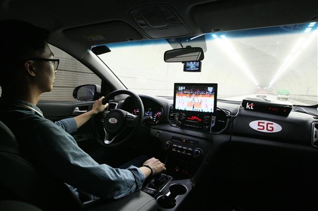 KT 직원이 영동고속도로 대관령1터널에서 고속 이동 중인 차량 안에서 5G 네트워크를 통해 끊김 없이 전송되는 영상 데이터를 보고 있다. KT 제공