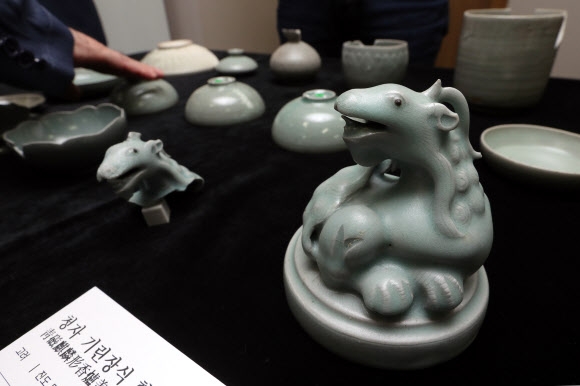 문화재청이 12일 전남 명량해협에서 수중탐사 끝에 발굴했다며 공개한 고려청자 기린장식 향로. 연합뉴스