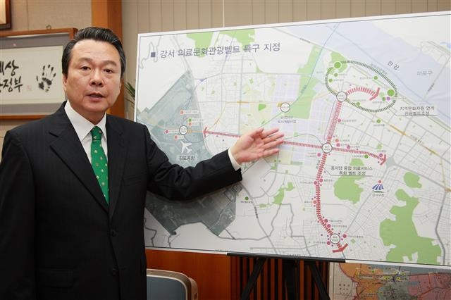 노현송 강서구청장이 서울시 최초로 우수 특구로 선정된 ‘강서 미라클메디 특구’에 대해 설명하고 있다. 강서구 제공