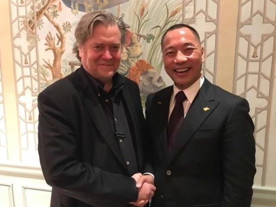 미국으로 도피한 중국 부동산 재벌 궈원구이(오른쪽)가 스티브 배넌 전 백악관 수석전략가와 만나 악수하고 있다. 궈원구이 트위터 캡처
