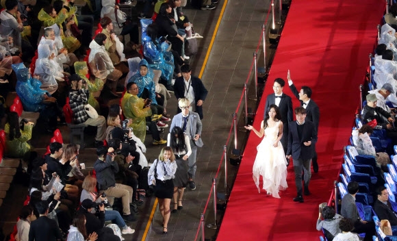 빗속에서도 빛난 레드카펫