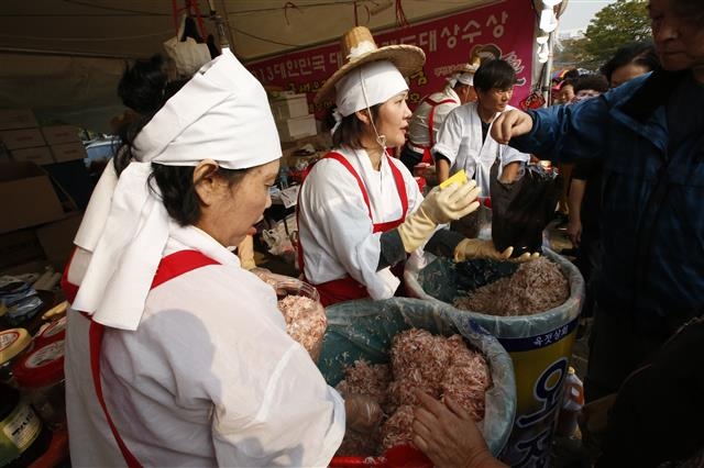 지난해 열린 마포나루 새우젓 축제에서 전통 옷차림을 한 지역 상인들이 새우젓을 팔고 있다. 마포구 제공