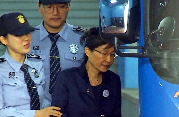 안경 쓴 박근혜 전 대통령…다시 구치소로 