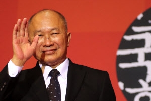 “제 영화에서 처음으로 여성 킬러가 나옵니다” 쌍권총 들고 돌아온 오우삼