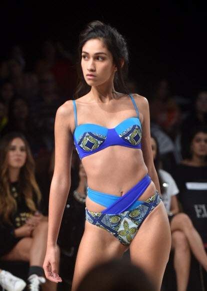 모델이 14일(현지시간) 파나마 파나마시티에서 열린 ‘파나마 패션 위크’ 중 인도 디자이너 Flirtatious의 작품을 선보이고 있다. AFP 연합뉴스