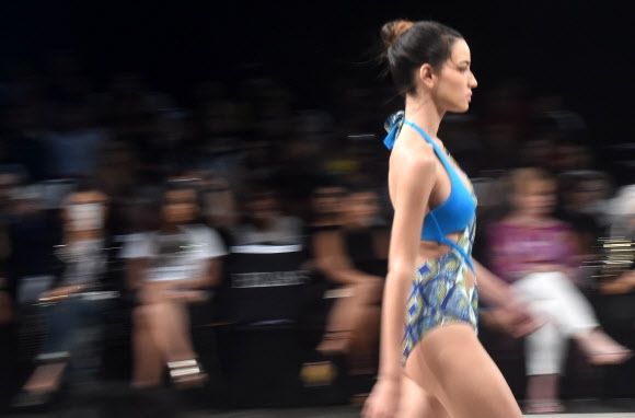 모델이 14일(현지시간) 파나마 파나마시티에서 열린 ‘파나마 패션 위크’ 중 인도 디자이너 Flirtatious의 작품을 선보이고 있다. AFP 연합뉴스