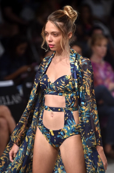 모델이 14일(현지시간) 파나마 파나마시티에서 열린 ‘파나마 패션 위크’ 중 인도 디자이너 Flirtatious의 작품을 선보이고 있다. AFP 연합뉴스