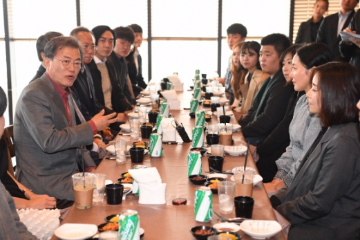 문재인 대통령이 15 부산에서 열리고 있는 부산국제영화제에 참석해  한국 사회의 여성문제를 소재로 한 영화 ‘미씽, 사라진 여자’를 관람한 뒤 관계자들과 대화하고 있다. 2017.10.15 청와대사진기자단