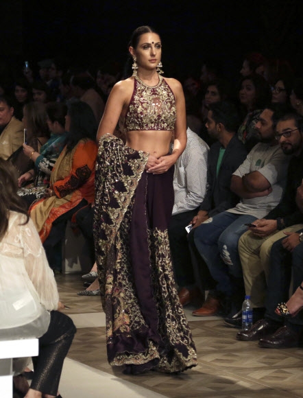 모델이 14일(현지시간) 파키스탄 라호르에서 열린 ‘브라이덜 패션 위크’ 중 디자이너 Shamsha Hashwani의 작품을 선보이고 있다. AP 연합뉴스