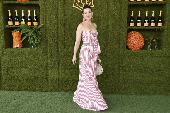 케이트 허드슨이 14일(현지시간) 미국 캘리포니아주 로스앤젤레스 윌로저스 공원에서 열린 ‘the 8th Annual Veuve Clicquot Polo Classic’에 참석해 포즈를 취하고 있다. AP 연합뉴스