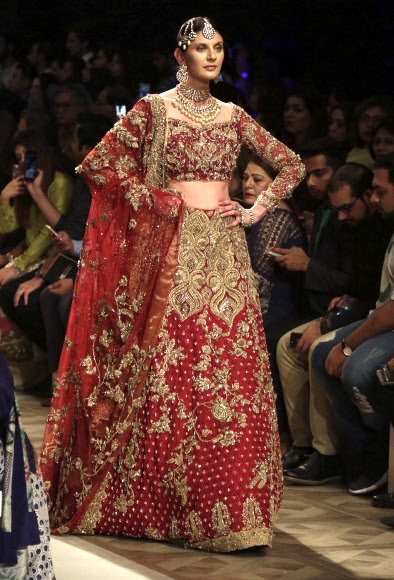 모델이 14일(현지시간) 파키스탄 라호르에서 열린 ‘브라이덜 패션 위크’ 중 디자이너 Shiza Hassan의 작품을 선보이고 있다. AP 연합뉴스