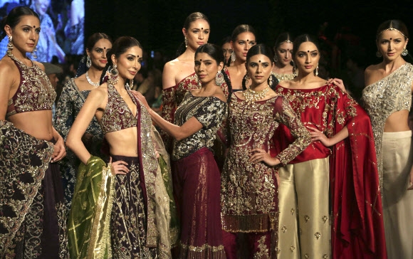 모델들이 14일(현지시간) 파키스탄 라호르에서 열린 ‘브라이덜 패션 위크’ 중 디자이너 Shamsha Hashwani의 작품을 선보이고 있다. AP 연합뉴스