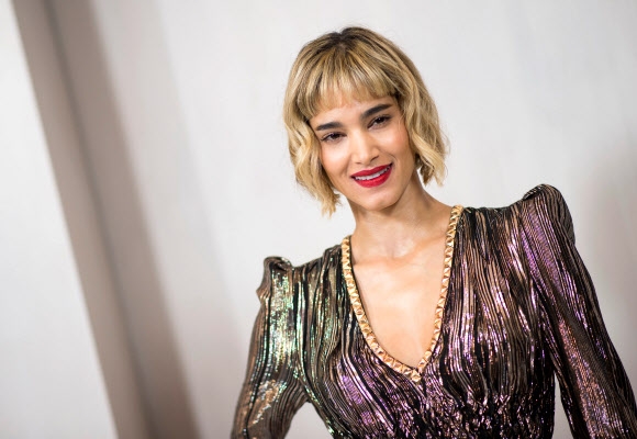 댄서 소피아 부텔라가 14일(현지시간) 미국 캘리포니아주 로스앤젤레스 웨스트우드에서 열린 ‘the Hammer Museum Gala’에 참석해 포즈를 취하고 있다. AFP 연합뉴스