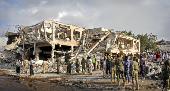 지난 14일(현지시간) 오후 동아프리카 소말리아 수도 모가디슈에서 역사상 최악의 폭탄 테러가 일어나 수백 명의 사상자가 발생했다. 2017-10-16 AP 연합뉴스