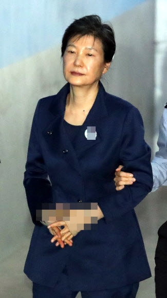 박근혜, 구속 연장 후 첫 출석