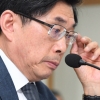 [서울포토] 안경 고쳐 쓰는 박상기 법무부 장관