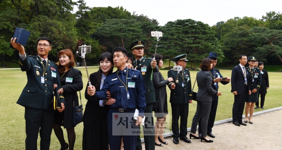 제 54회 국군 모범 용사 청와대 초청 행사에 참가한 군인부부들이 오찬에 앞서 청와대 경내를 둘러 보고 있다. 안주영 기자 jya@seoul.co.kr