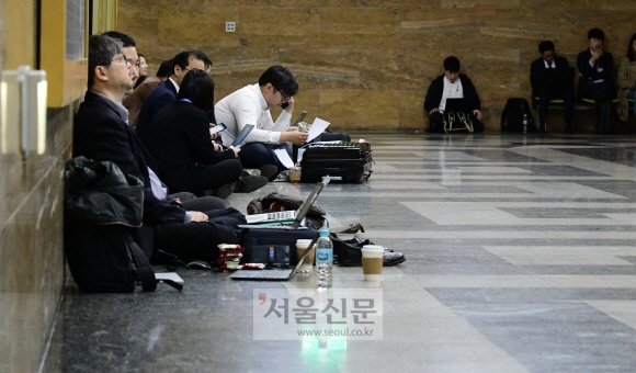 [서울포토] 국정감사 준비에 한참인 공무원들