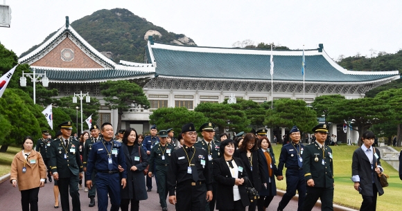 서울신문과 국방부가 공동 주최하는 제54회 국군모범용사 초청 행사가 16일 청와대에서 열린 가운데 행사에 참석한 군인 부부 60쌍이 청와대 경내를 둘러보고 있다. 안주영 기자 jya@seoul.co.kr